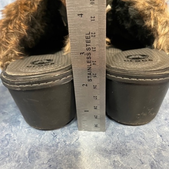 Crocs Women's Cobbler fuzz Clog with Faux Fur Slides Mules - Picture 3 of 5